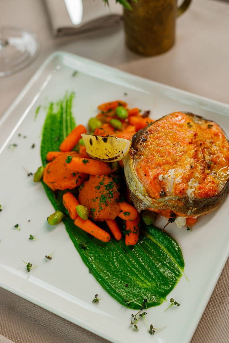 Лосось с цитрусовой корочкой и зелёным шпинатным соусом