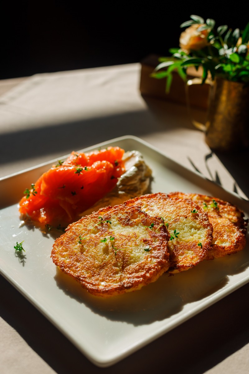 Драники с лососем и сливочным сыром