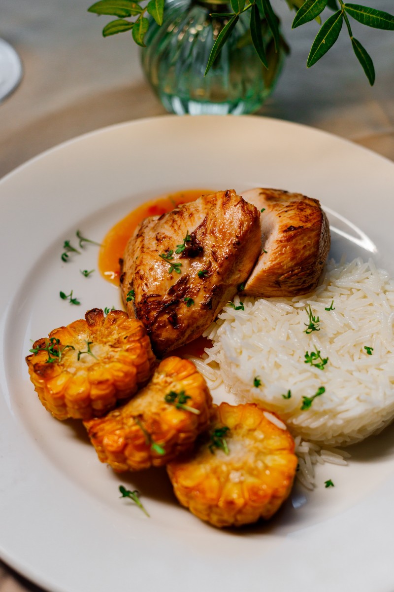 Пикантная грудка с рисом и початками кукурузы
