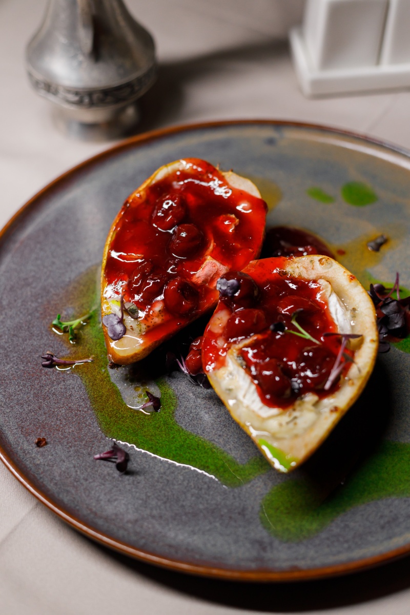 Камамбер запечённый в груше, с дорблю и вишневым соусом