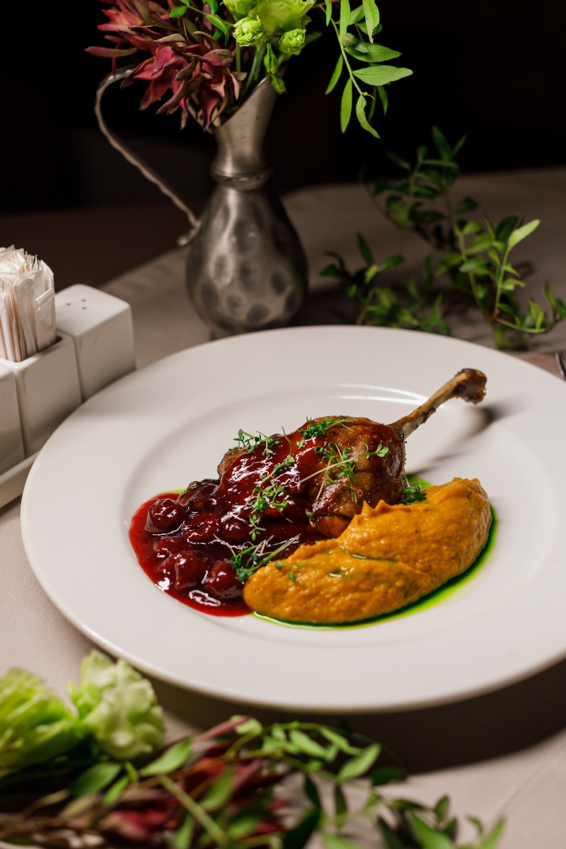 Утка конфи с пюре из квашенной капусты