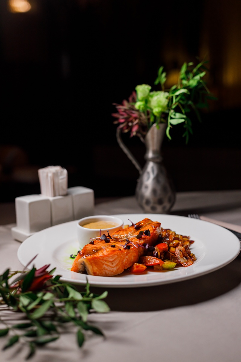 Лосось с овощным соте и сливочным унаги