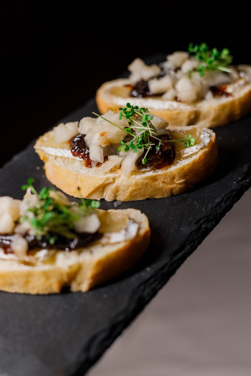 Брускетта с камамбером, луковым конфи и грушей