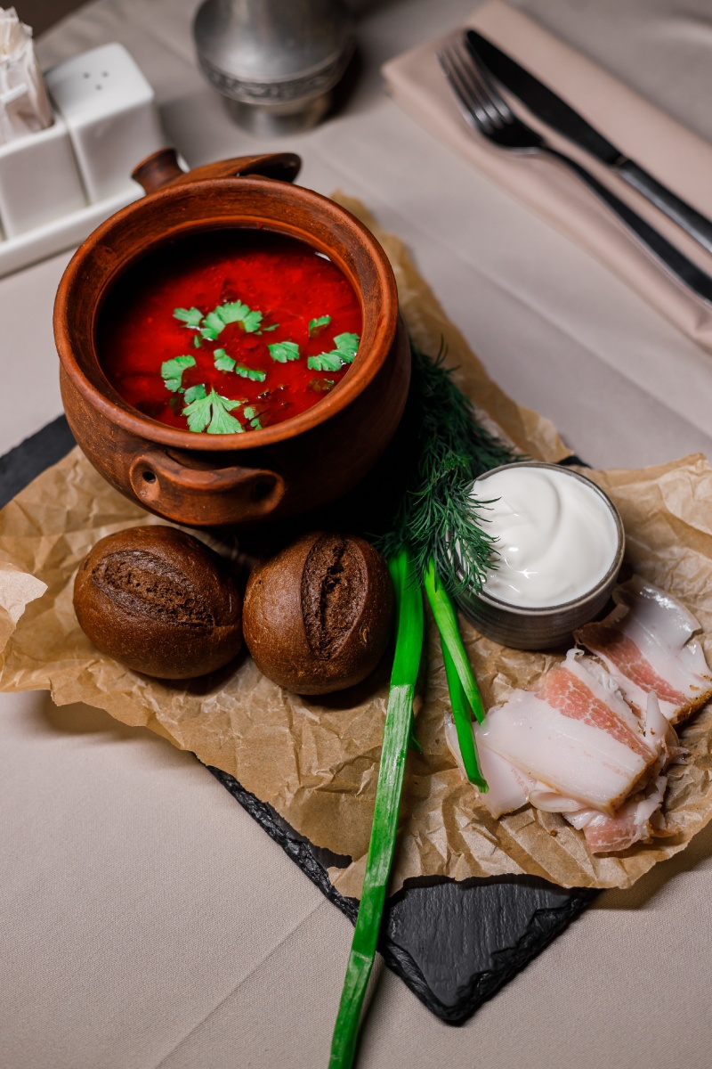 Борщ с говядиной, салом, чесночной булочкой и хреновухой