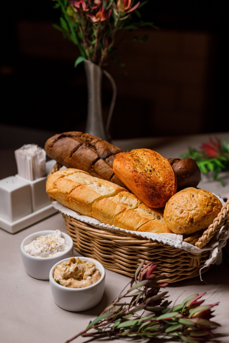 Хлебная корзина со сливочным маслом, вялеными томатами и сливочным сыром с жаренным беконом