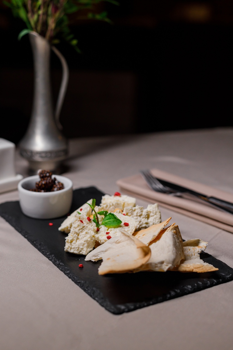 Домашний сыр с вареньем из сосновых шишек, с тортильей и фундуком