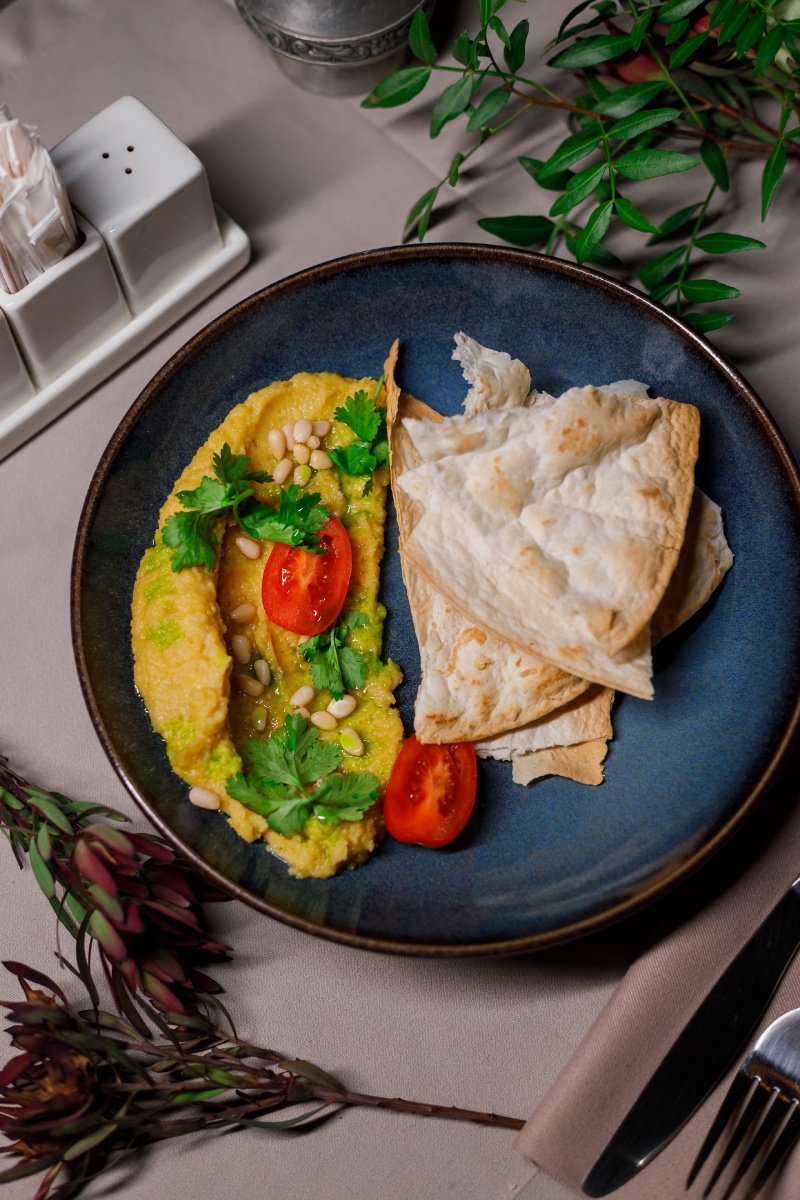 Хумус с томатами черри, кедровыми орешками и тортильей