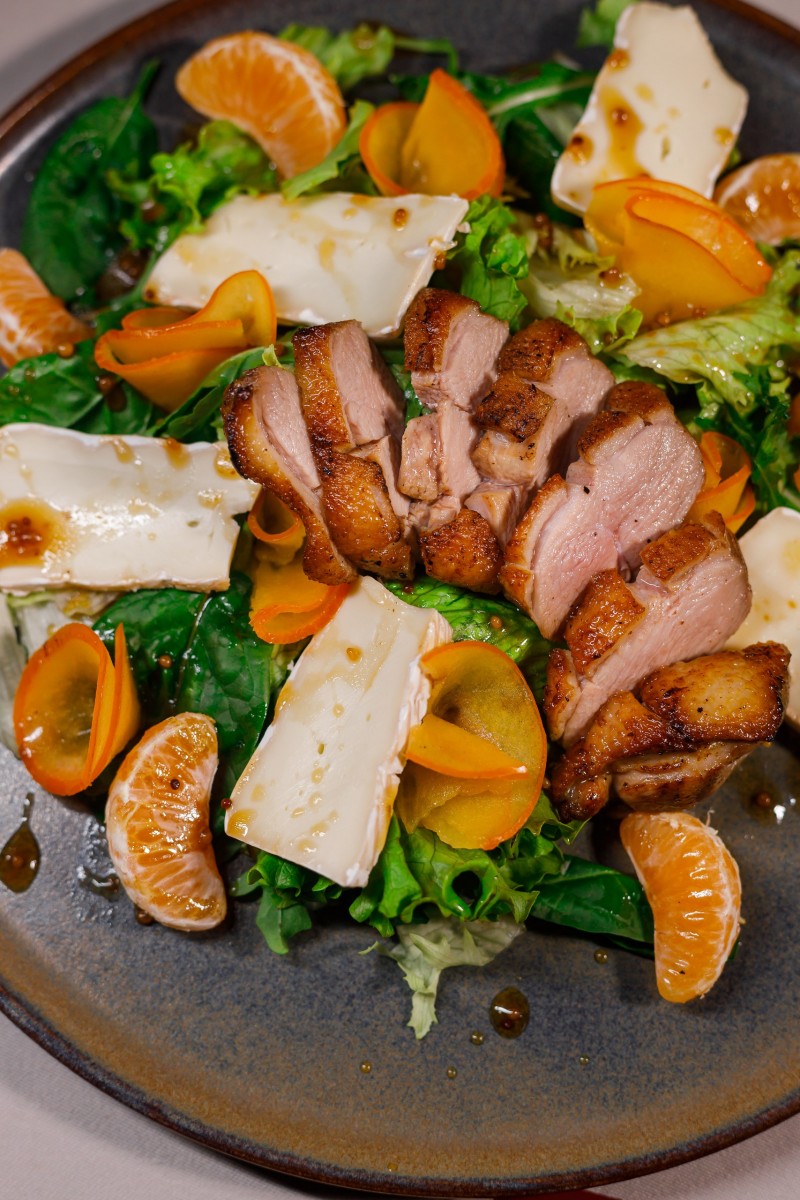 Салат с хурмой и утиным филе