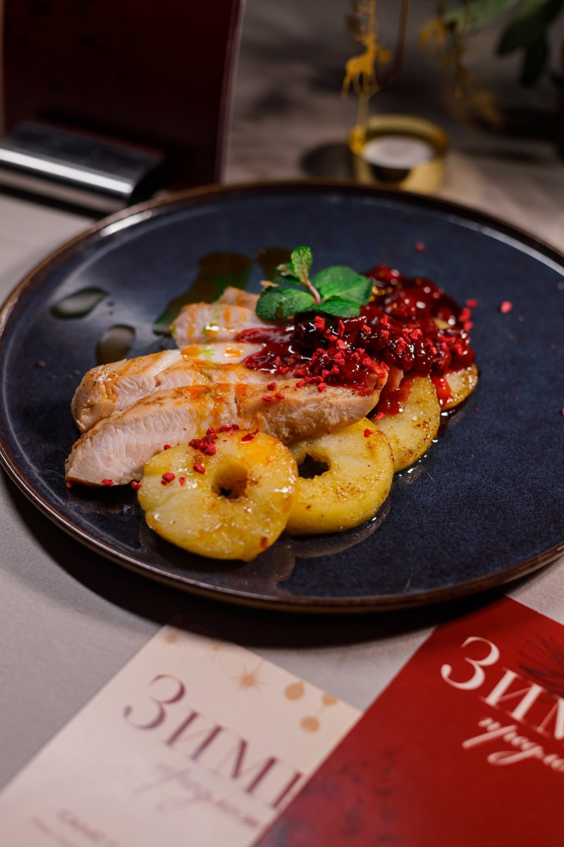 Индейка су-вид с вишневым соусом и яблоками фламбе в самбуке